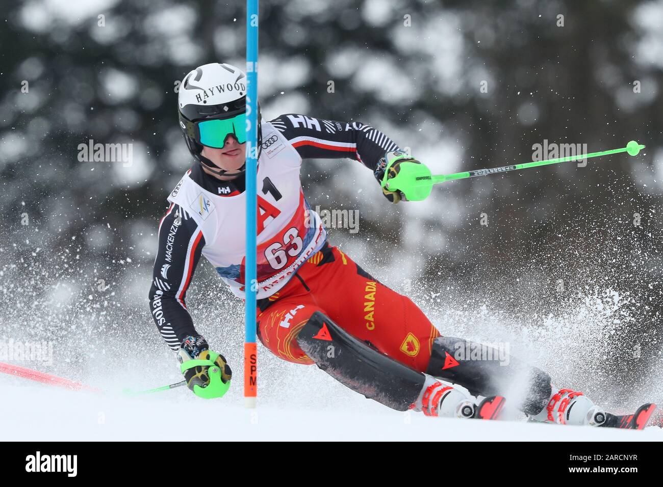 Asher Jordan of Canada fait la course, lors de la course de slalom à la coupe du monde de ski alpin Audi FIS, le 26 janvier 2020, à Kitzbuehel, en Autriche. Banque D'Images