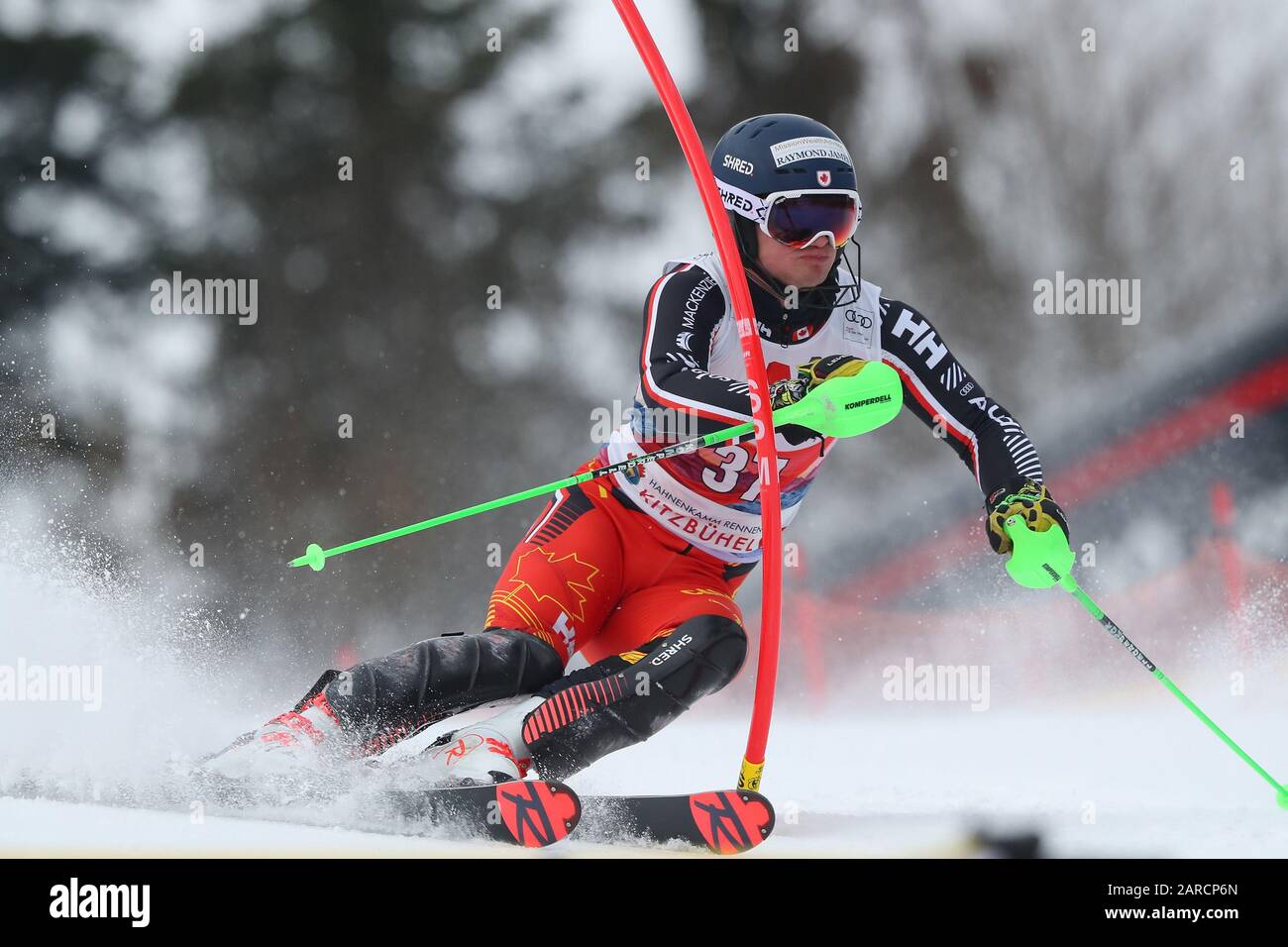 Trevor Philp du Canada fait la course, lors de la course de slalom à la coupe du monde de ski alpin Audi FIS, le 26 janvier 2020 à Kitzbuehel, en Autriche. Banque D'Images