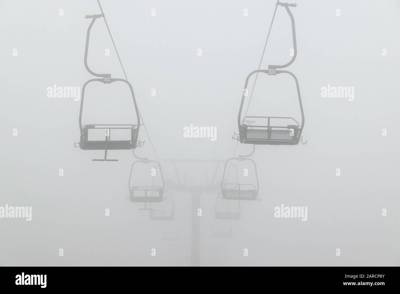 Remontées mécaniques vides dans le brouillard profond du centre de ski Glen Cie, Écosse. Banque D'Images