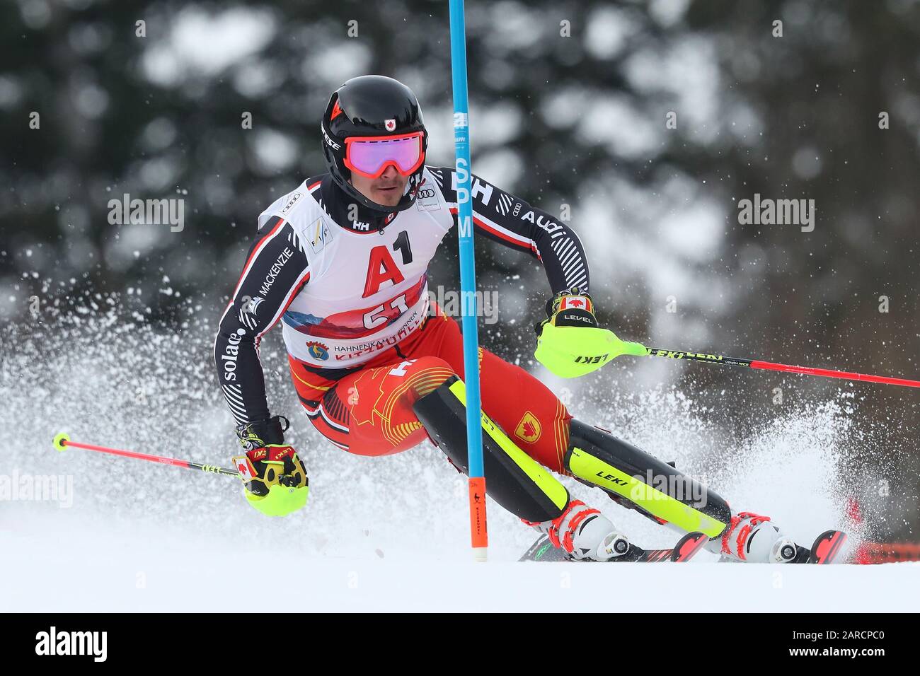 Simon Fournier du Canada fait la course, lors de la course de slalom à la coupe du monde de ski alpin Audi FIS, le 26 janvier 2020, à Kitzbuehel, en Autriche. Banque D'Images