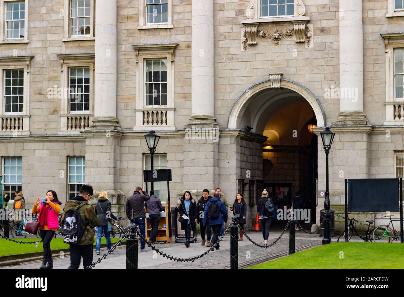 18 février 2018, Dublin Irlande: Photographie éditoriale des étudiants entrant au Trinity College. Banque D'Images