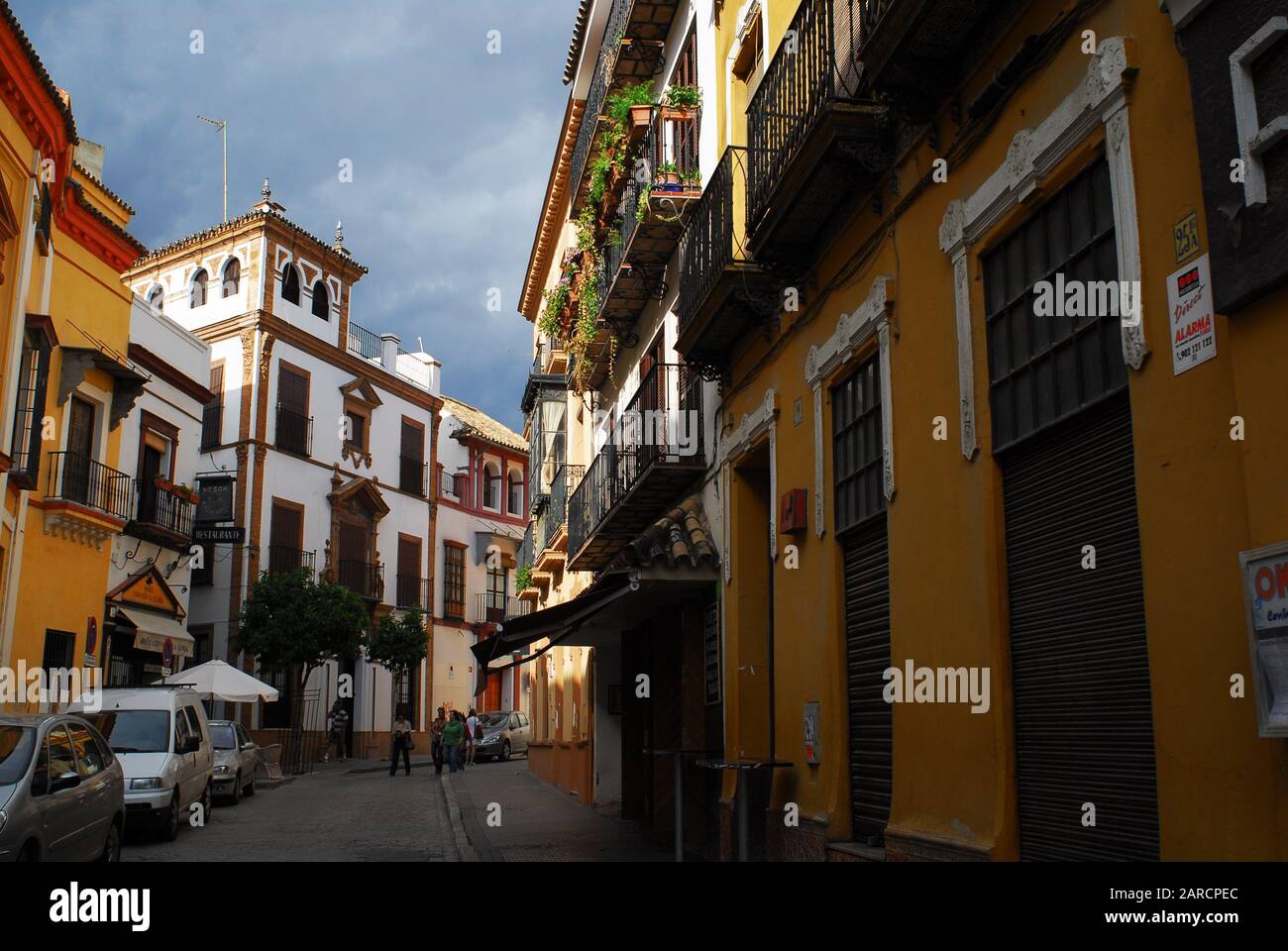 Une rue étroite dans le quartier juif coloré de Séville, Andalousie, Espagne. Banque D'Images