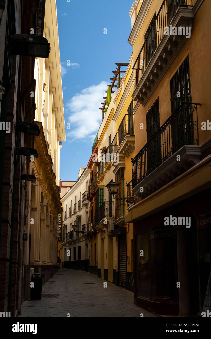 Une rue étroite dans le quartier juif coloré de Séville, Andalousie, Espagne. Banque D'Images