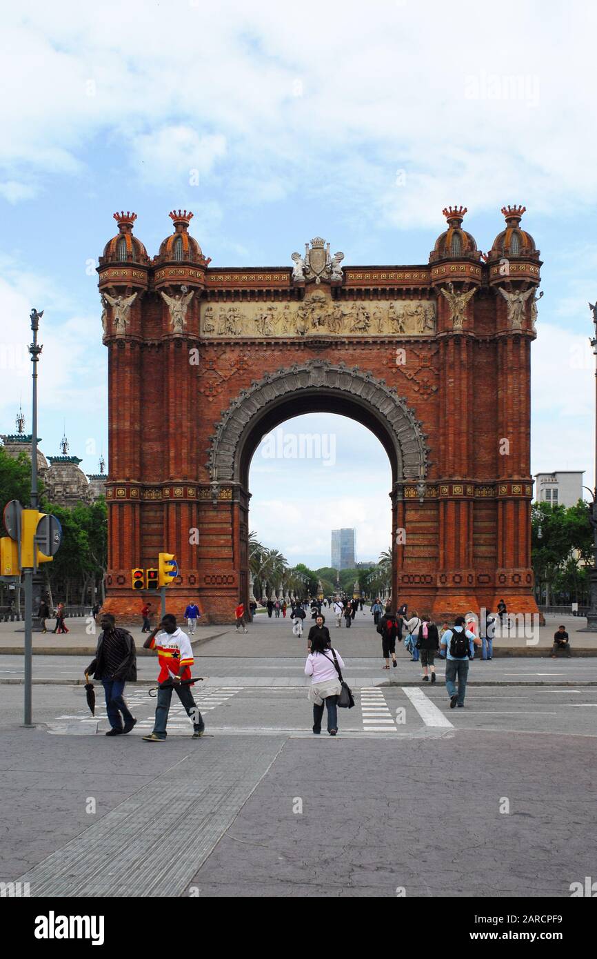 L'Arc de Triomf ou l'Arco de Triunfo à Barcelone, en Espagne, se trouve sur une artère piétonne animée. Banque D'Images