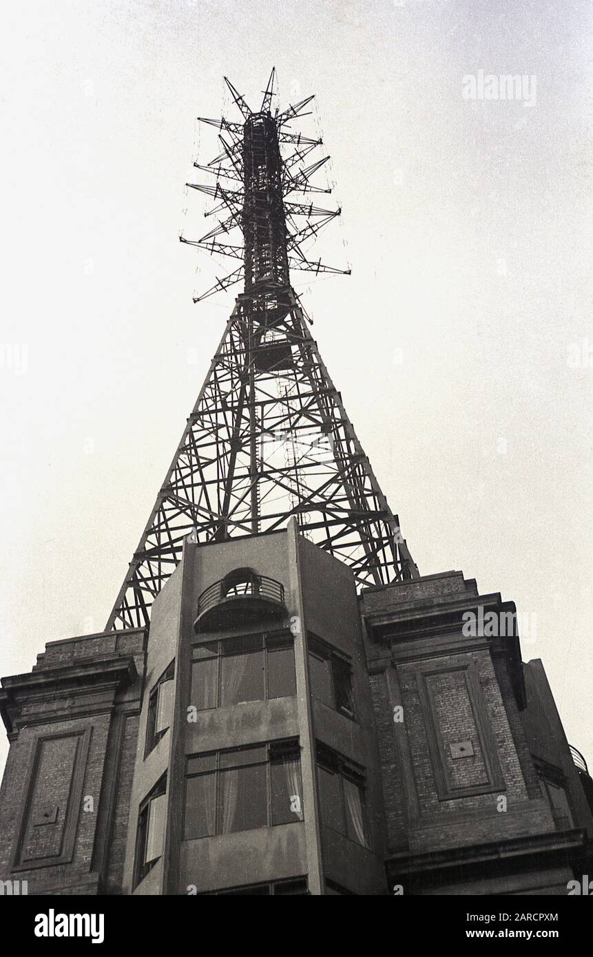 1940, historique, Alexandra Palace, Londres, Angleterre, Royaume-Uni, montrant l'extérieur du bâtiment et le mât de la télévision. En 1936, le bâtiment est devenu la maison du premier service de télévision régulier de la BBC et a continué comme le principal centre de transmission de la BBC pour Londres jusqu'en 1956. Banque D'Images