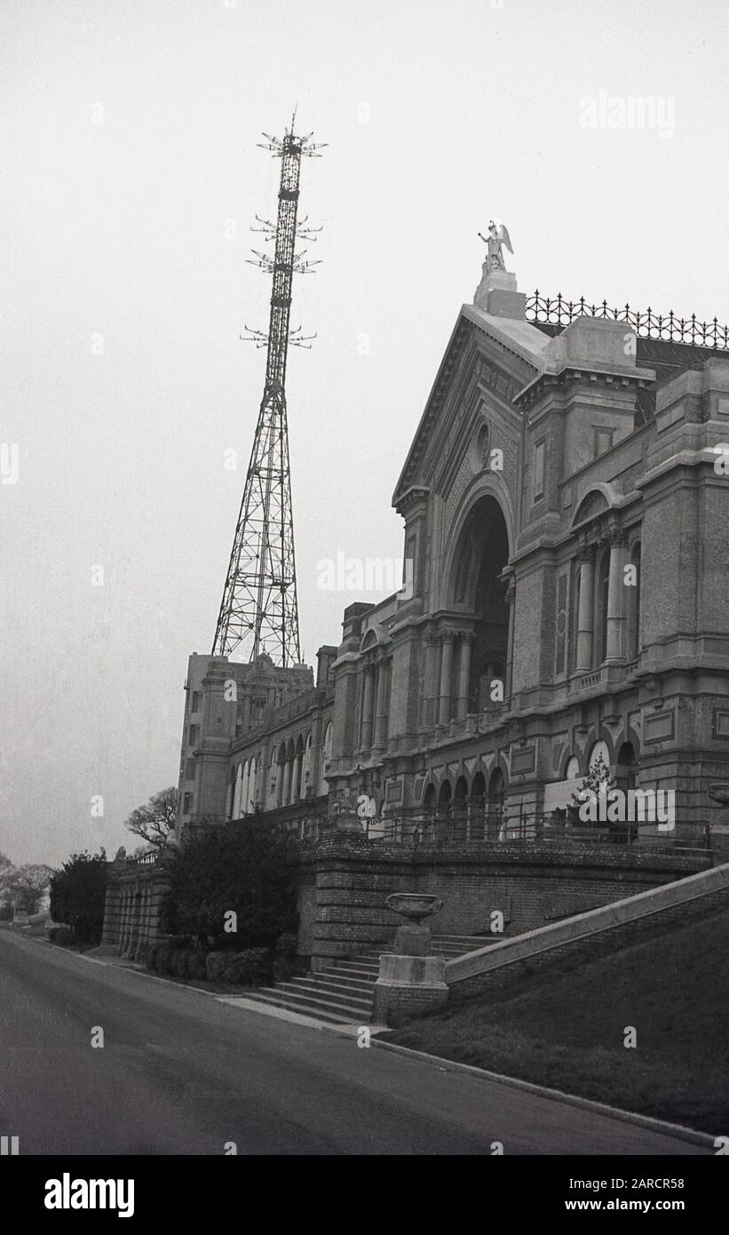 1940, historique, Alexandra Palace, Londres, Angleterre, Royaume-Uni, montrant l'extérieur du bâtiment et le mât de la télévision. En 1936, le bâtiment est devenu la maison du premier service de télévision régulier de la BBC et a continué comme le principal centre de transmission de la BBC pour Londres jusqu'en 1956. Banque D'Images