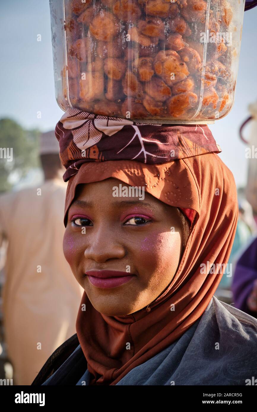 Portrait d'une jeune femme qui vend de la nourriture dans un marché de rue. Banque D'Images