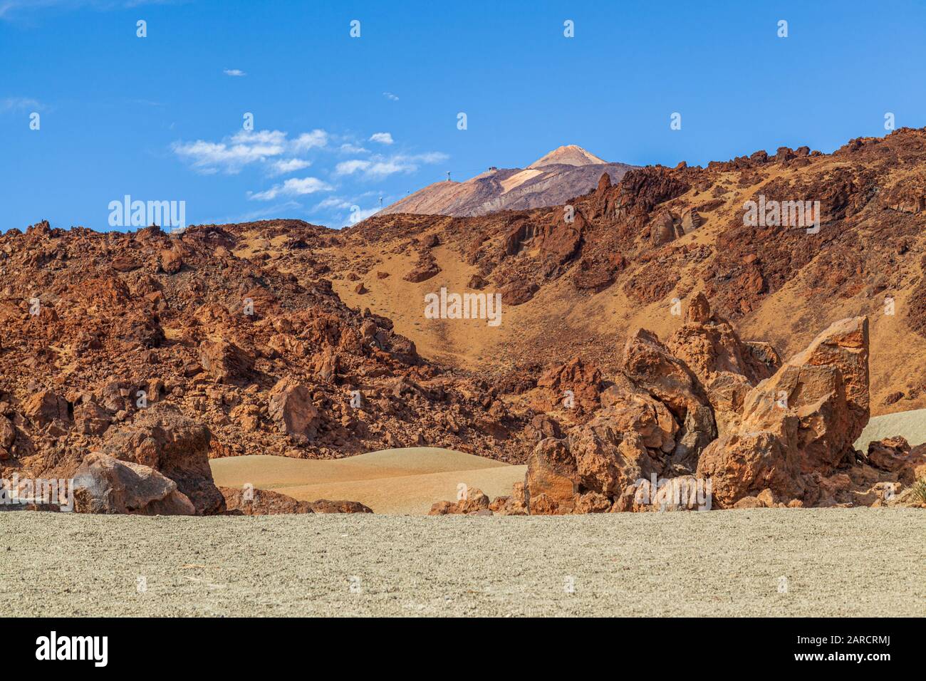Vue sur le pic du Mont teide depuis le parc national paysage lunaire rocheux du désert tenerife Espagne depuis le parc national du Mont teide Banque D'Images