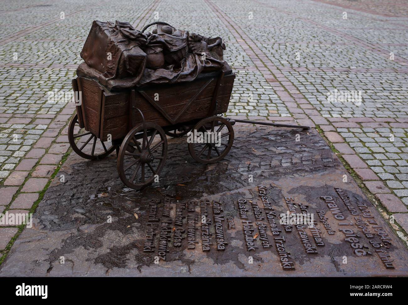 Torun, Pologne - 12 décembre 2020: Monument au film "la loi et le poing" de Jerzy Hoffman et Edward Skorzewski Banque D'Images