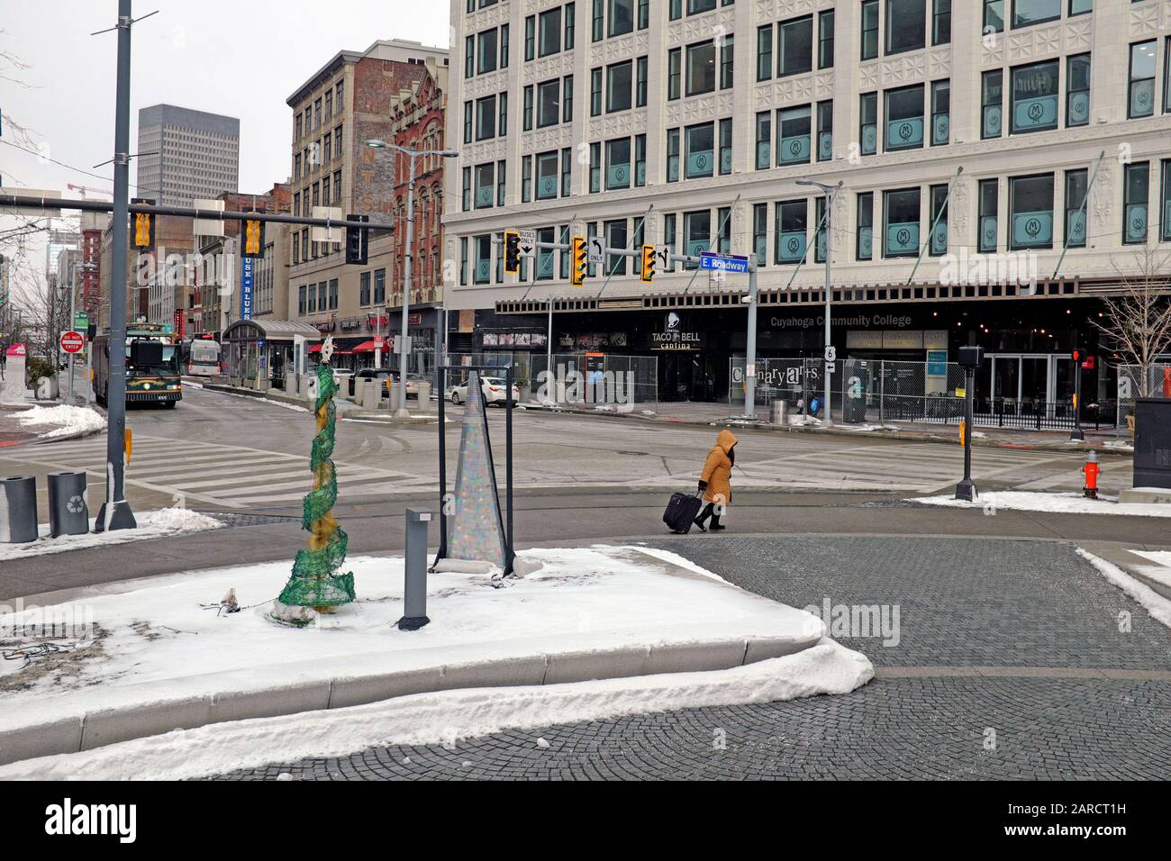Une femme traverse un froid amer sur la place publique près de l'avenue Euclid dans le centre-ville de Cleveland, Ohio, États-Unis. Banque D'Images