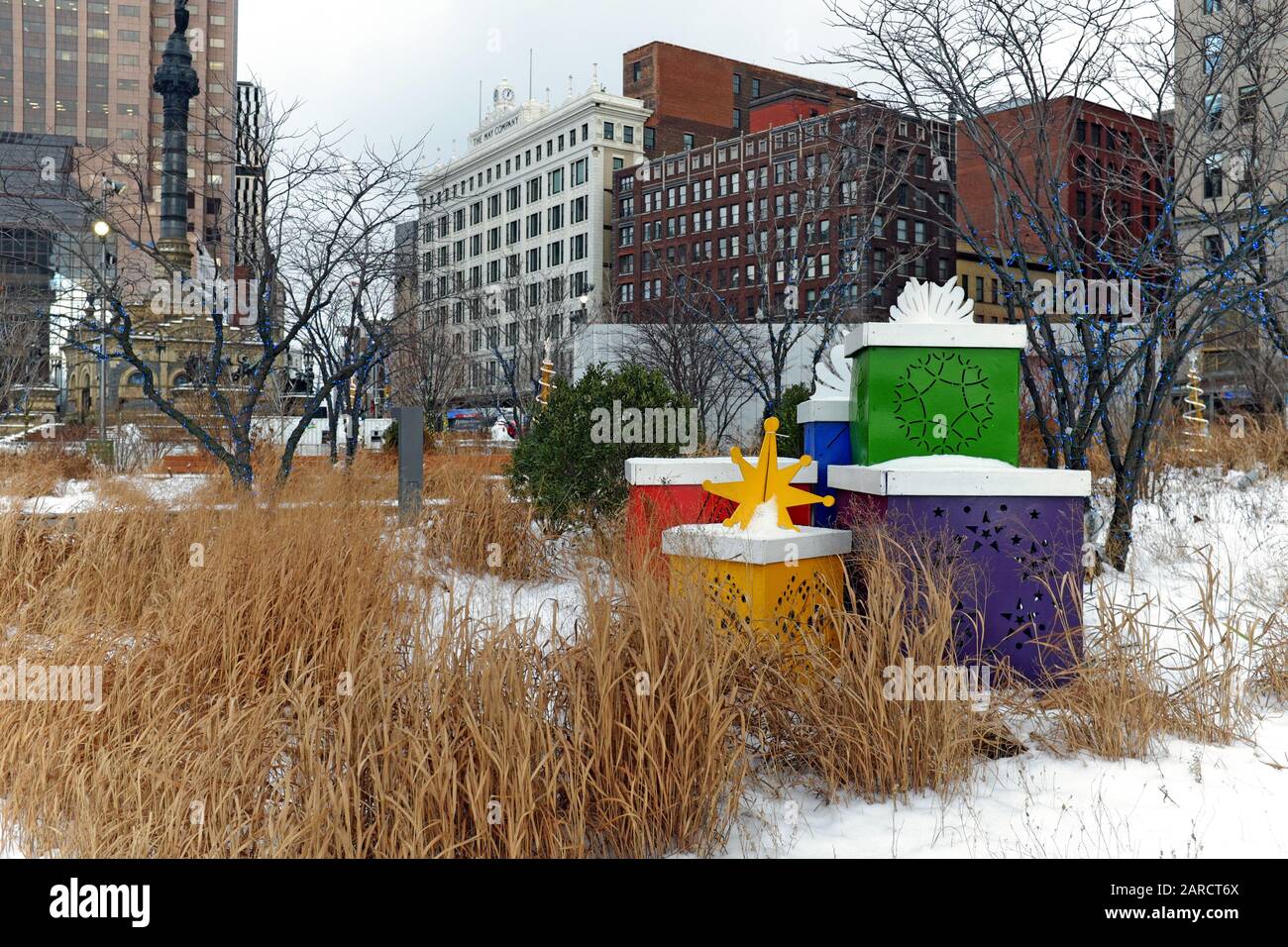 Place publique dans le centre-ville de Cleveland, Ohio, États-Unis avec affichage de vacances en janvier 2020. Banque D'Images