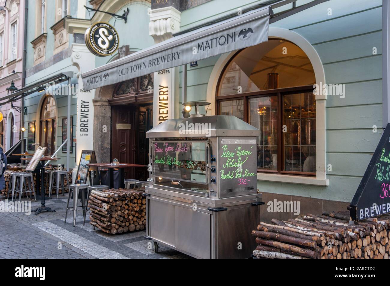 Prague, RÉPUBLIQUE TCHÈQUE – 22 JANVIER 2020 : brasserie et bar U Supa dans la vieille ville. Griller dehors en hiver essayer d'attirer les touristes Banque D'Images