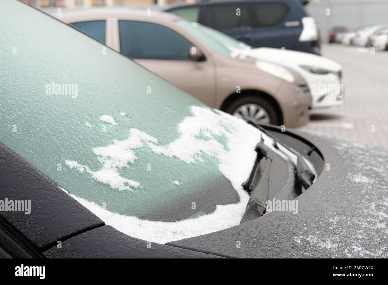 Pare-brise de voiture dans la glace et la neige. Les voitures sont garées en hiver. Givrage automatique. Banque D'Images