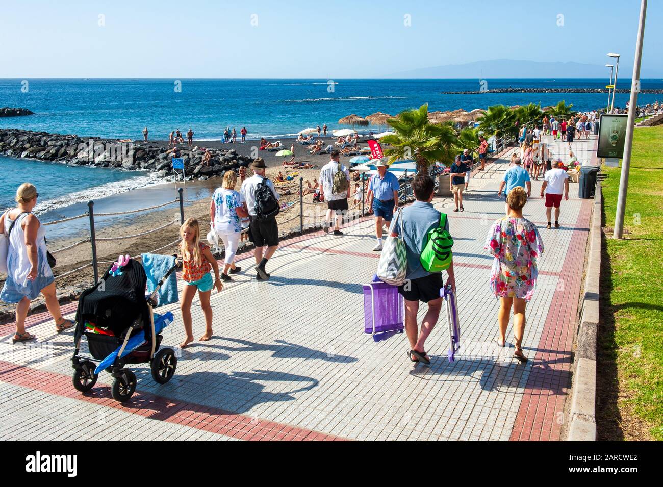 Île des Canaries TENERIFE, ESPAGNE - 27 DEC, 2019: Les touristes marchant sur la promenade le long de Playa El Duque. C'est l'une des plages les plus populaires de Tenerife. Banque D'Images
