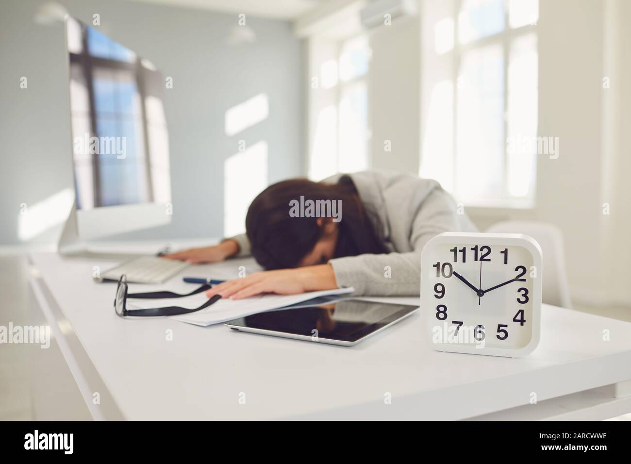 Une femme d'affaires fatiguée s'endormit au bureau. Banque D'Images