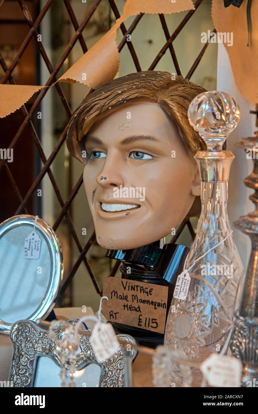 Homme vintage mannequin tête dans une vitrine de magasins d'antiquités, Edimbourg, Ecosse, Royaume-Uni. Banque D'Images