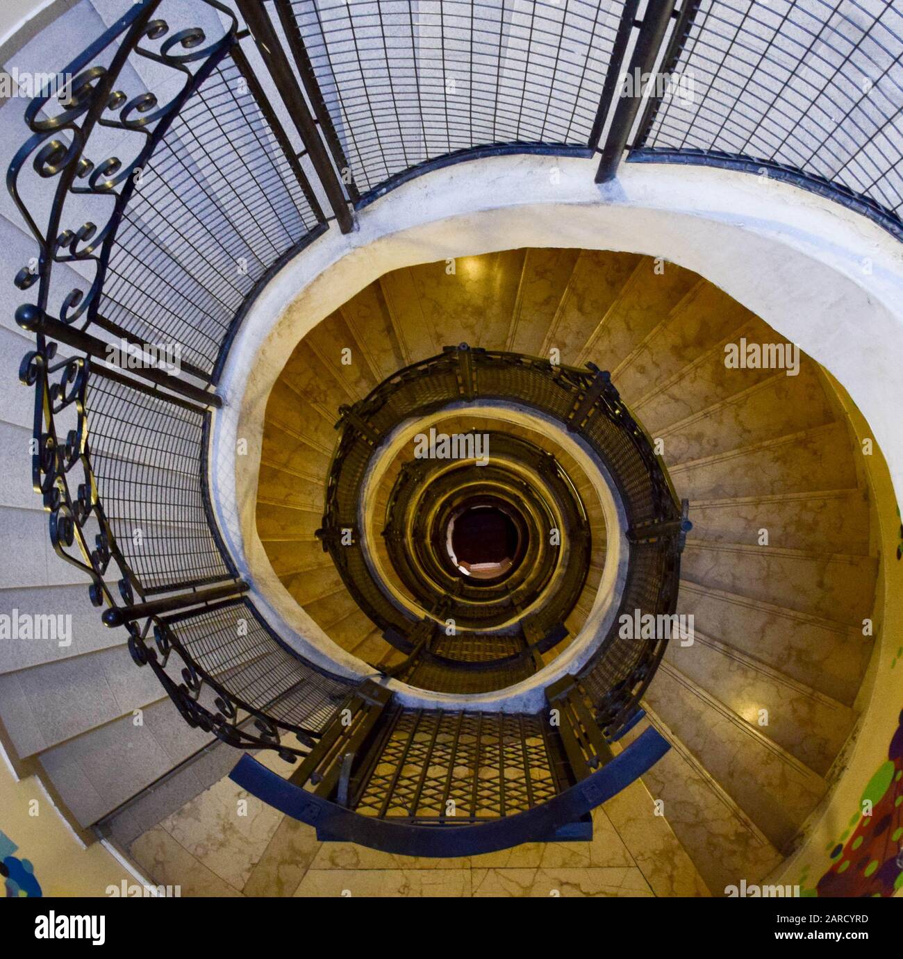 Escalier en colimaçon dans un ancien bâtiment de Buenos Aires, Argentine Banque D'Images