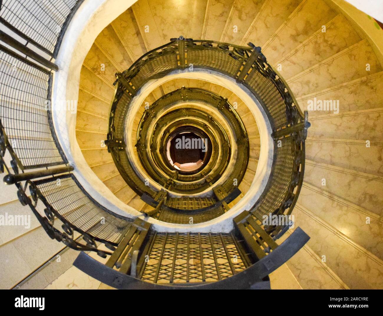 Escalier en colimaçon dans un ancien bâtiment de Buenos Aires Banque D'Images