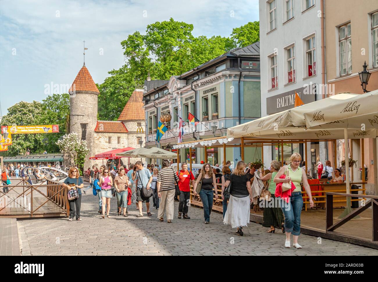 Les habitants et les touristes de la vieille ville historique de Tallinn, Estonie Banque D'Images