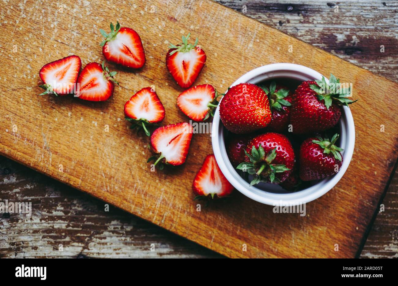 Délicieux tranché ​​strawberries sur une table en bois vintage Banque D'Images