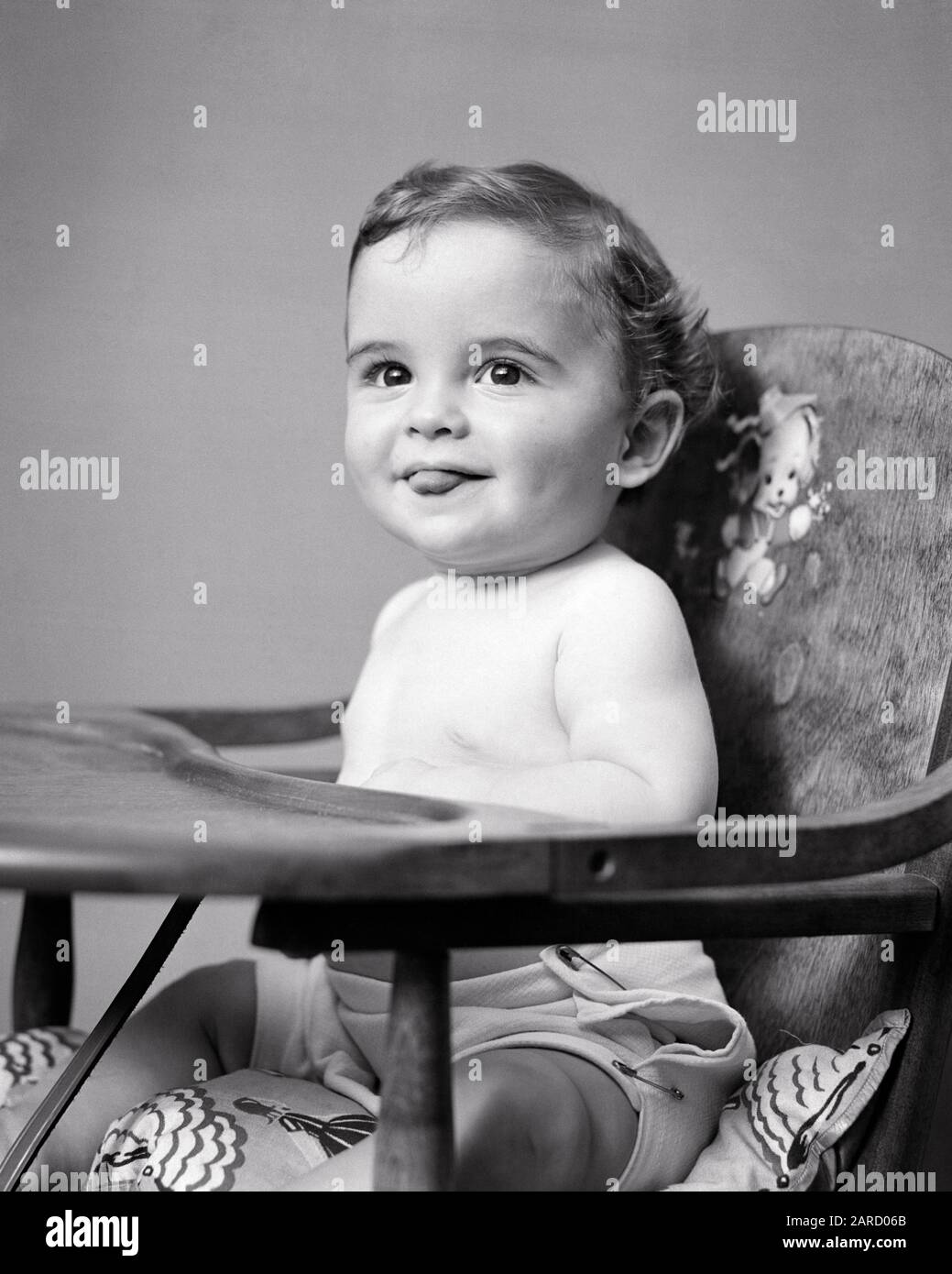 Annees 1940 Bebe Humoristique Et Rebelle Assis En Chaise Haute Regardant La Camera Sortir De La Langue B Har001 Bebe Ennui Plaisir Heureux Style De Vie Studio Tourne Accueil Vie Copier