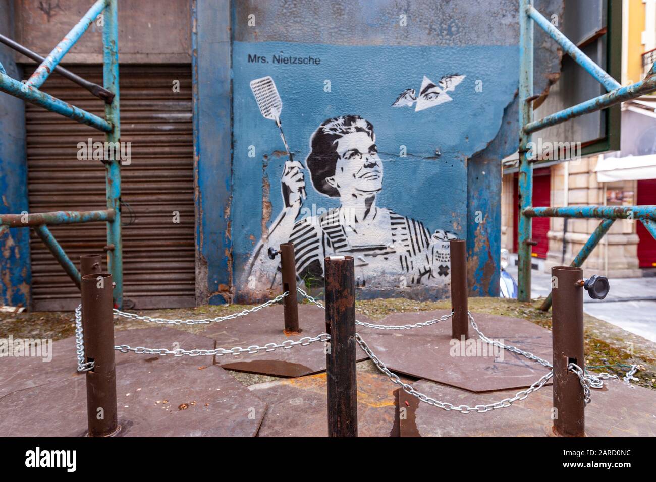 Graffitis mural de Mme Nietzsche avec Fly Swatter et God Eye, par Sr. X , Gijon, Asturies, Espagne Banque D'Images