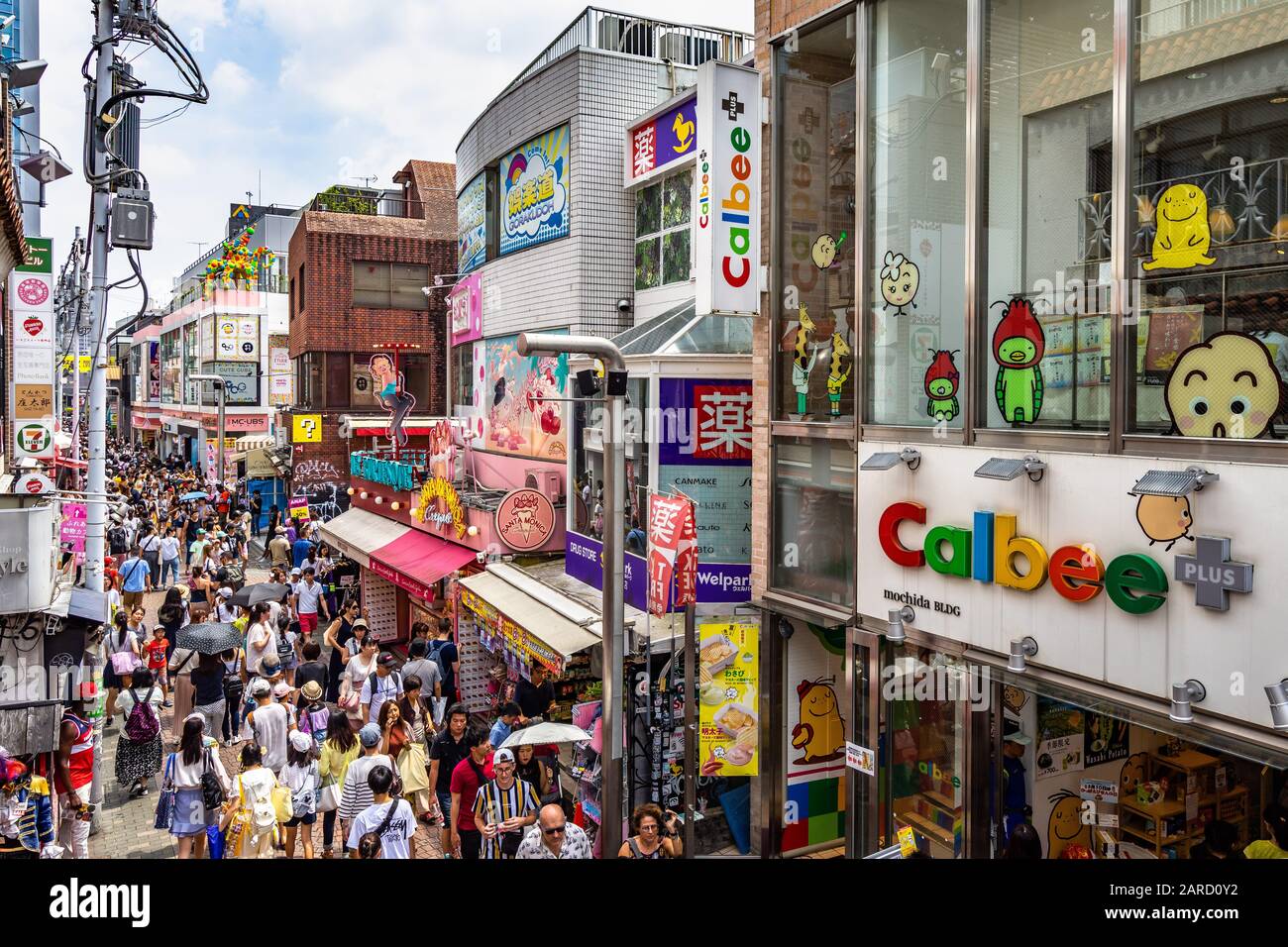 Tokyo, Japon, août 2019 – vue sur la rue Takeshita (Takeshita Dori), un quartier bondé très populaire parmi les jeunes. Est le meilleur endroit pour trouver le Banque D'Images