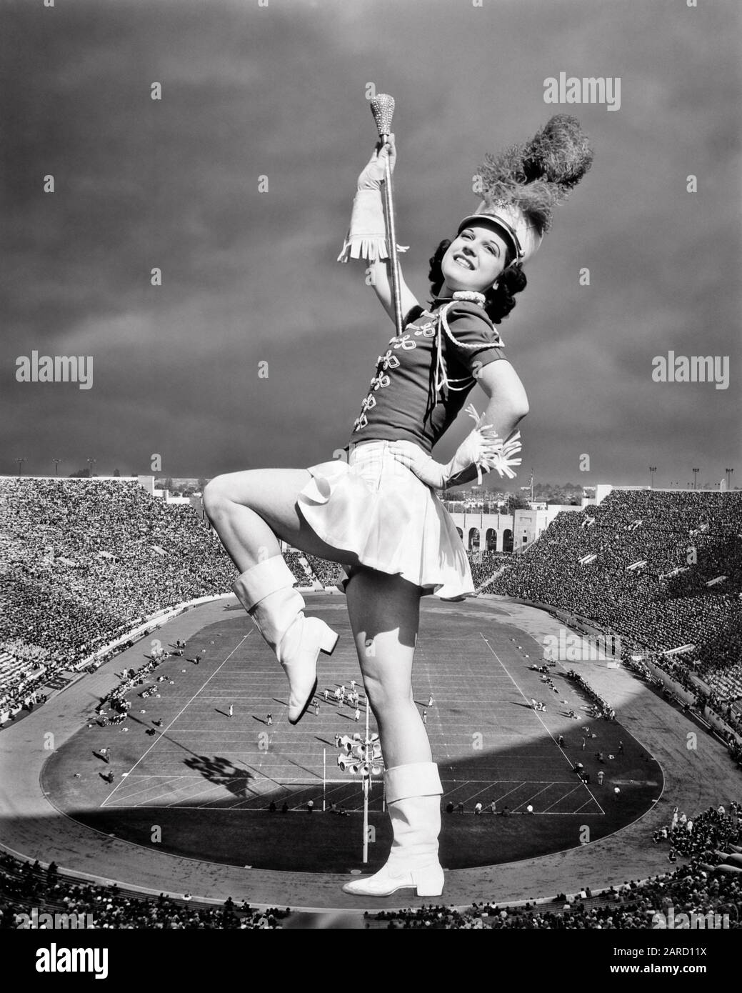 TAMBOUR DE GROUPE DE MARCHAGE DES ANNÉES 1940 MAJORETTE SUPER IMPOSÉ SUR LA PRISE AÉRIENNE DU STADE DE FOOTBALL - F6487 HAR001 HARS STADIUM CHEERLEADER JOIE STYLE DE VIE SATISFACTION CÉLÉBRATION FEMMES SANTÉ COMMUNIQUER ÉTATS-UNIS COPIE ESPACE PLEINE LONGUEUR FEMMES CONDITION PHYSIQUE PERSONNES INSPIRATION ETATS-UNIS D'AMÉRIQUE DIVERTISSEMENT LEADER B&W AMÉRIQUE DU NORD BUTS SUCCÈS EN AMÉRIQUE DU NORD ARTS BONHEUR AVENTURE GRAND ANGLE BATON VICTOIRE UNIVERSITÉS COMPOSITE EXCITATION LEADERSHIP BAS ANGLE DIRECTION ORGUEIL LYCÉE MARS POSE L'ENSEIGNEMENT SUPÉRIEUR MARCHANT LE GROUPE CONCEPTUEL LEVÉ PANACHE SOUTIEN ÉLÉGANT Banque D'Images