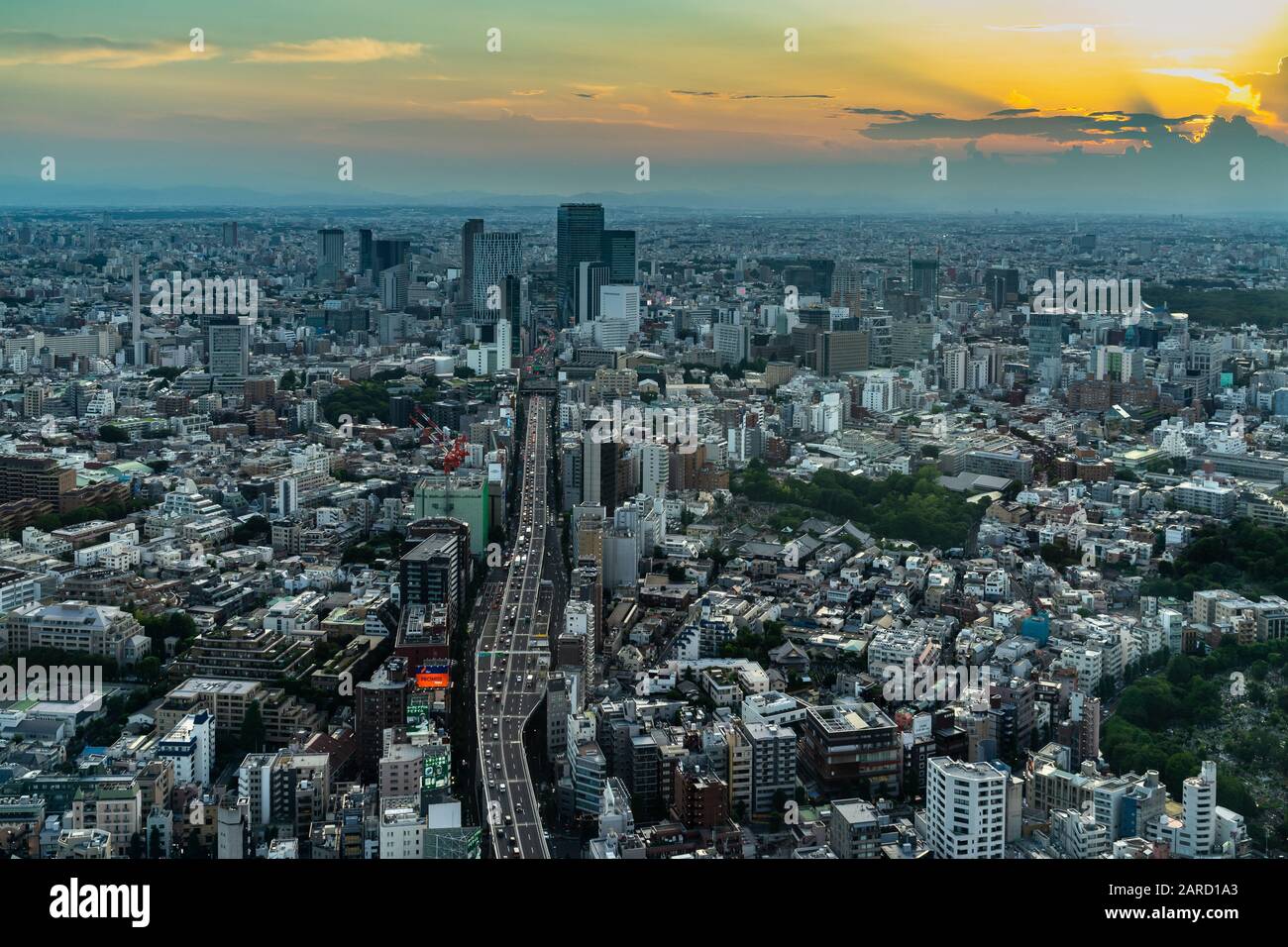 Gratte-ciel et gratte-ciel de Tokyo au coucher du soleil depuis la terrasse d'observation de la tour Mori, Japon Banque D'Images