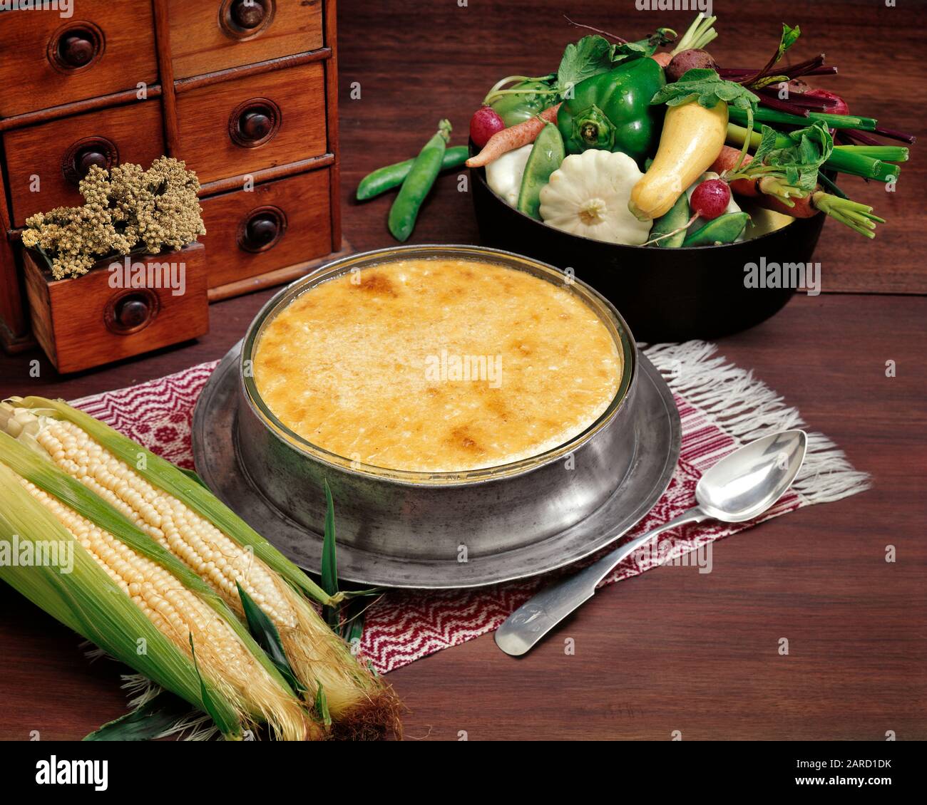 PUDDING COLONIAL AMÉRICAIN DE MAÏS DE LA NOURRITURE DANS LE BOL DE PLAT DE ÉTAIN DE LÉGUMES FRAIS ARMOIRE D'ÉPICES DEUX OREILLES DE MAÏS RAW - KF38887 FRT001 HARS DÉMODÉE Banque D'Images
