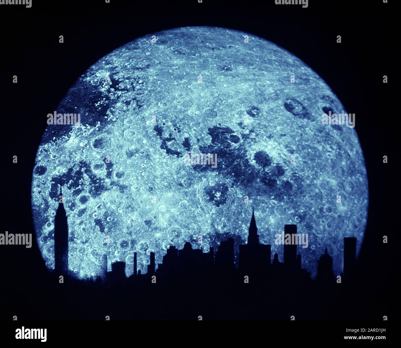 ANNÉES 60 1970 SURFACE DE LA LUNE BLEUE AVEC SILHOUETTE DE NEW YORK CITY SKYLINE NY USA - KP2108 PHT001 HARS OF NYC HIGH TECH CONCEPT CONCEPTUEL NEW YORK VILLES NEW YORK VILLES SYMBOLIQUE CONCEPTS IDÉES EFFET SPÉCIAL PLEINE LUNE ANCIENNE REPRÉSENTATION Banque D'Images
