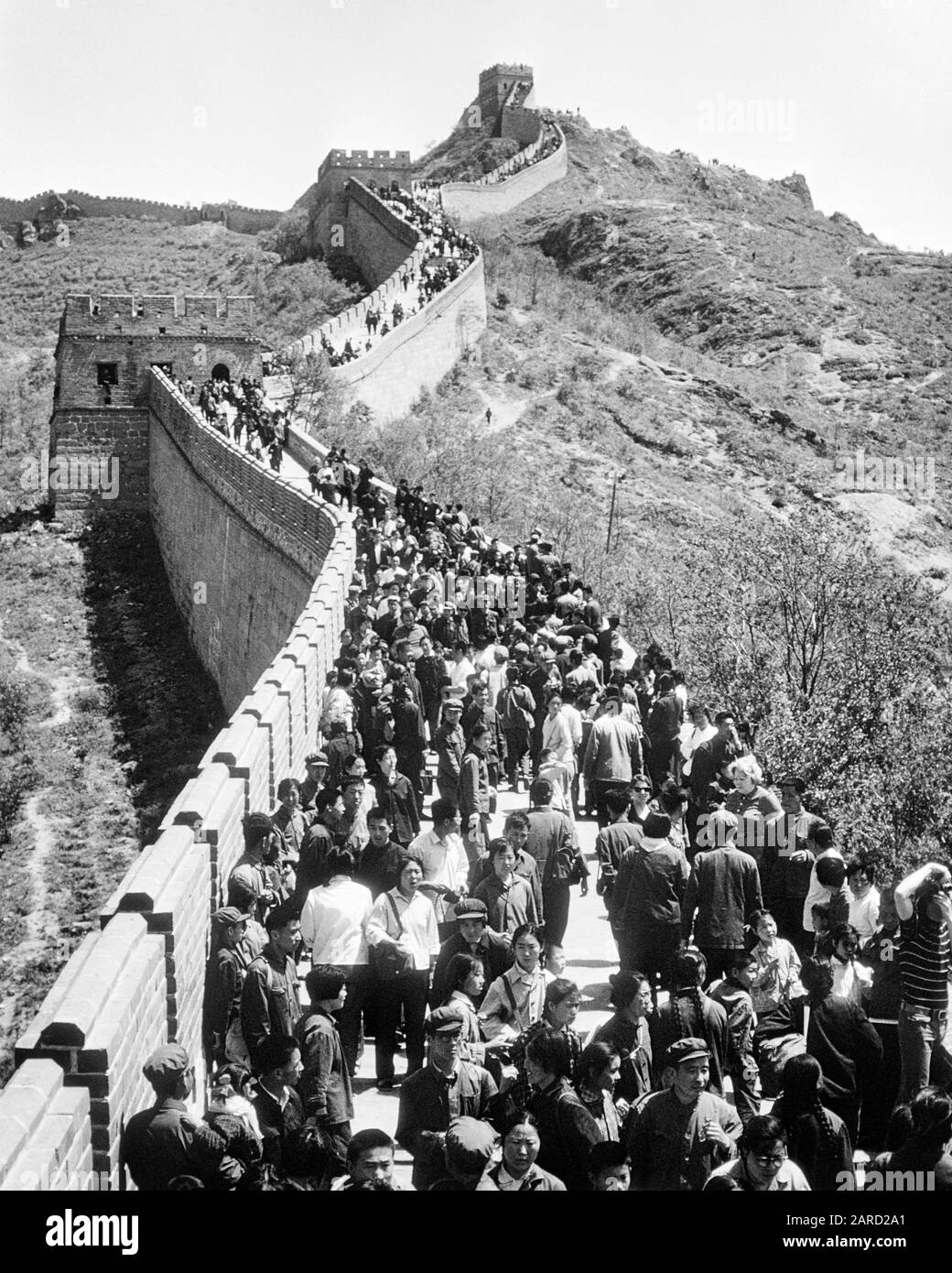 1970 FOULE DE TOURISTES VISITANT LE GRAND MUR APRÈS L'OUVERTURE DE LA CHINE AU MONDE APRÈS LA FIN DE LA RÉVOLUTION CULTURELLE CHINOISE - R23709 LAN001 HARS PUISSANT PROGRÈS LOISIRS FIERTÉ DE L'OCCASION LES TOURISTES VISITE CONCEPTUELLE VISITE DE L'ICÔNE CULTURELLE FORTERESSE GRAND MUR VISITEURS NOIR ET BLANC VIEUX REMPARTS FAÇONNÉS Banque D'Images