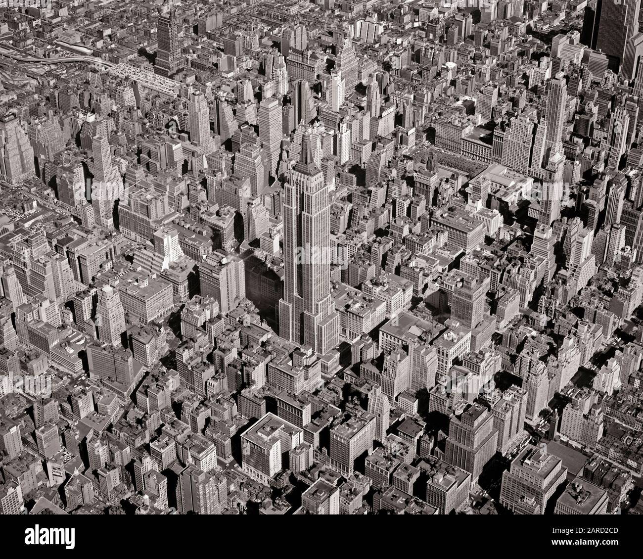 1950 VUE AÉRIENNE DE MIDTOWN MANHATTAN ET PARTIE DE MURRAY HILL EMPIRE STATE BUILDING DANS LE CENTRE NEW YORK CITY NY USA - R3328 KRU001 HARS EXCITATION EXTÉRIEUR PUISSANT GOTHAM PART OPPORTUNITÉ NEW YORK IMMOBILIER NEW YORK STRUCTURES VILLES TEXTURE EDIFICE NEW YORK CITY METROPOLIS CRÉATIVITÉ CROISSANCE AÉRIENNE VUE GRANDE APPLE GRATTE-CIEL À L'ANCIENNE NOIR ET BLANC Banque D'Images