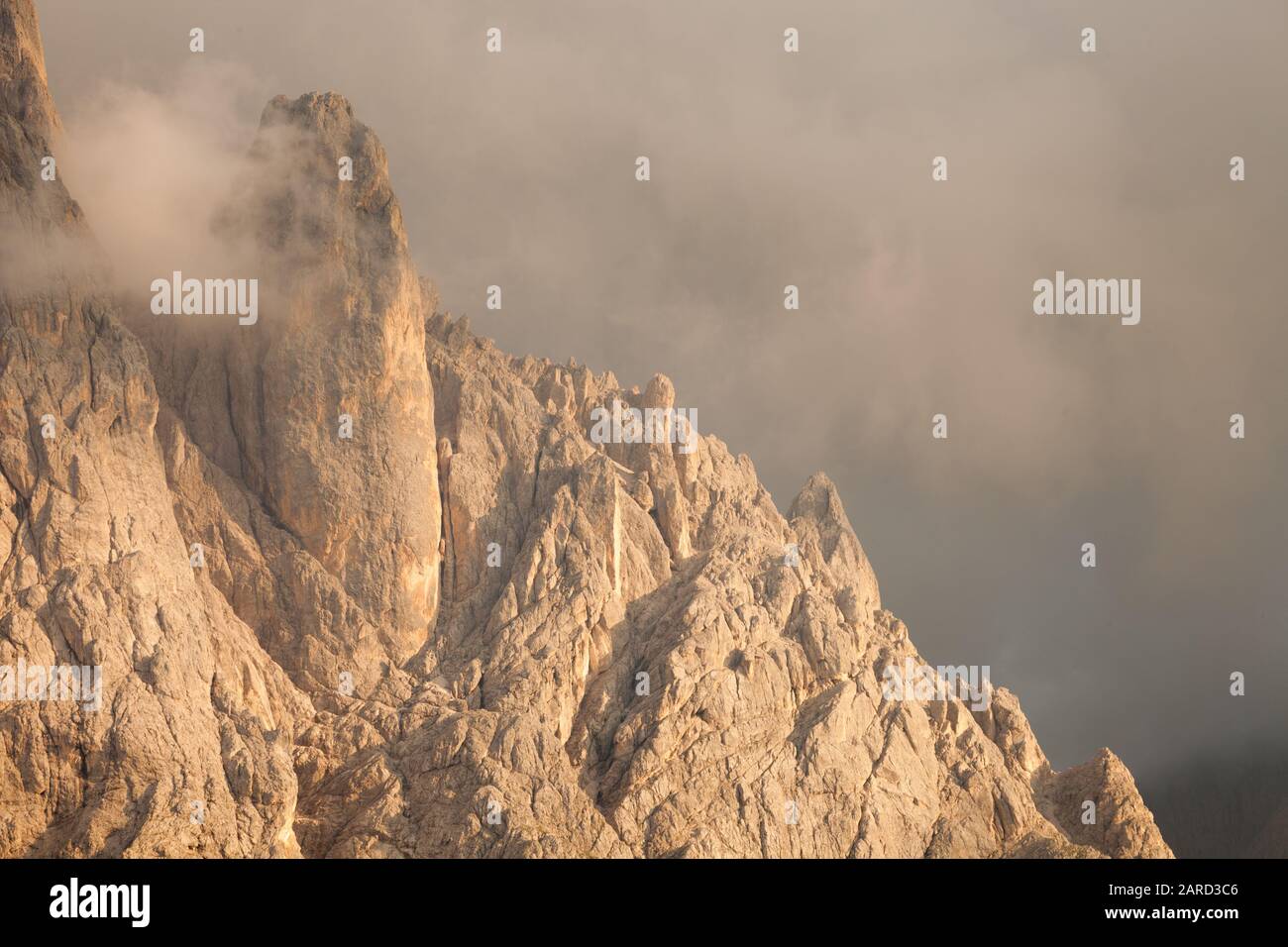 Le côté nord du Sasso Lungo au coucher du soleil de la région de Val Gardena Banque D'Images
