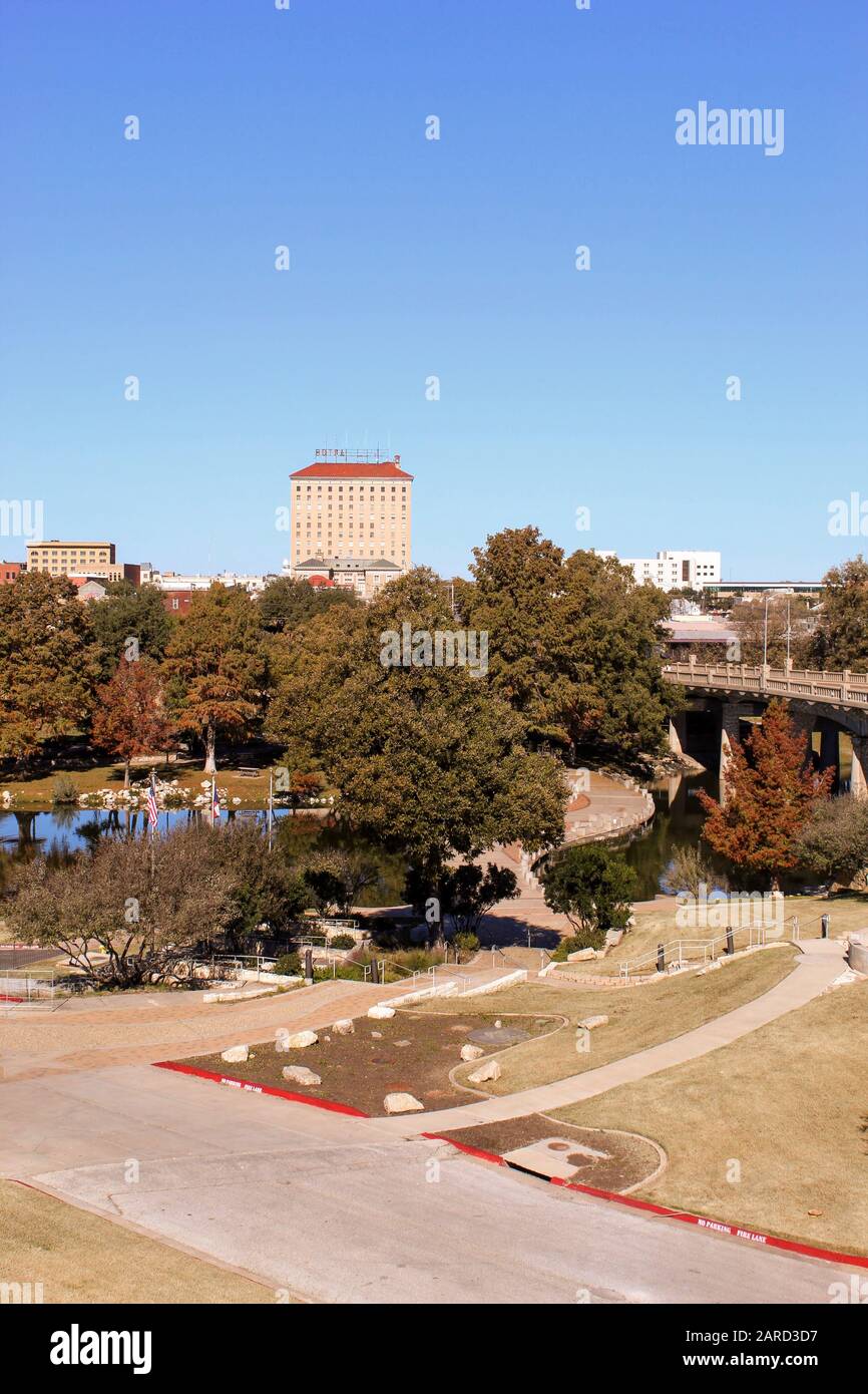 Vue d'automne depuis le musée des beaux-arts San Angelo de San Angelo, Texas. L'hôtel Cactus est en arrière-plan. Photo 3 de 4 quatre saisons Banque D'Images