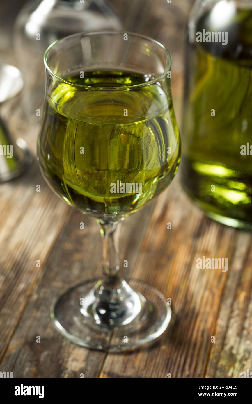 Liqueur verte de Chartreuse biologique dans un verre Banque D'Images