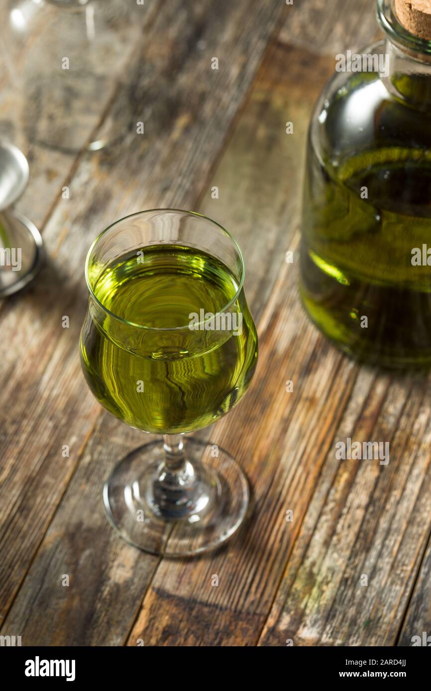Liqueur verte de Chartreuse biologique dans un verre Banque D'Images