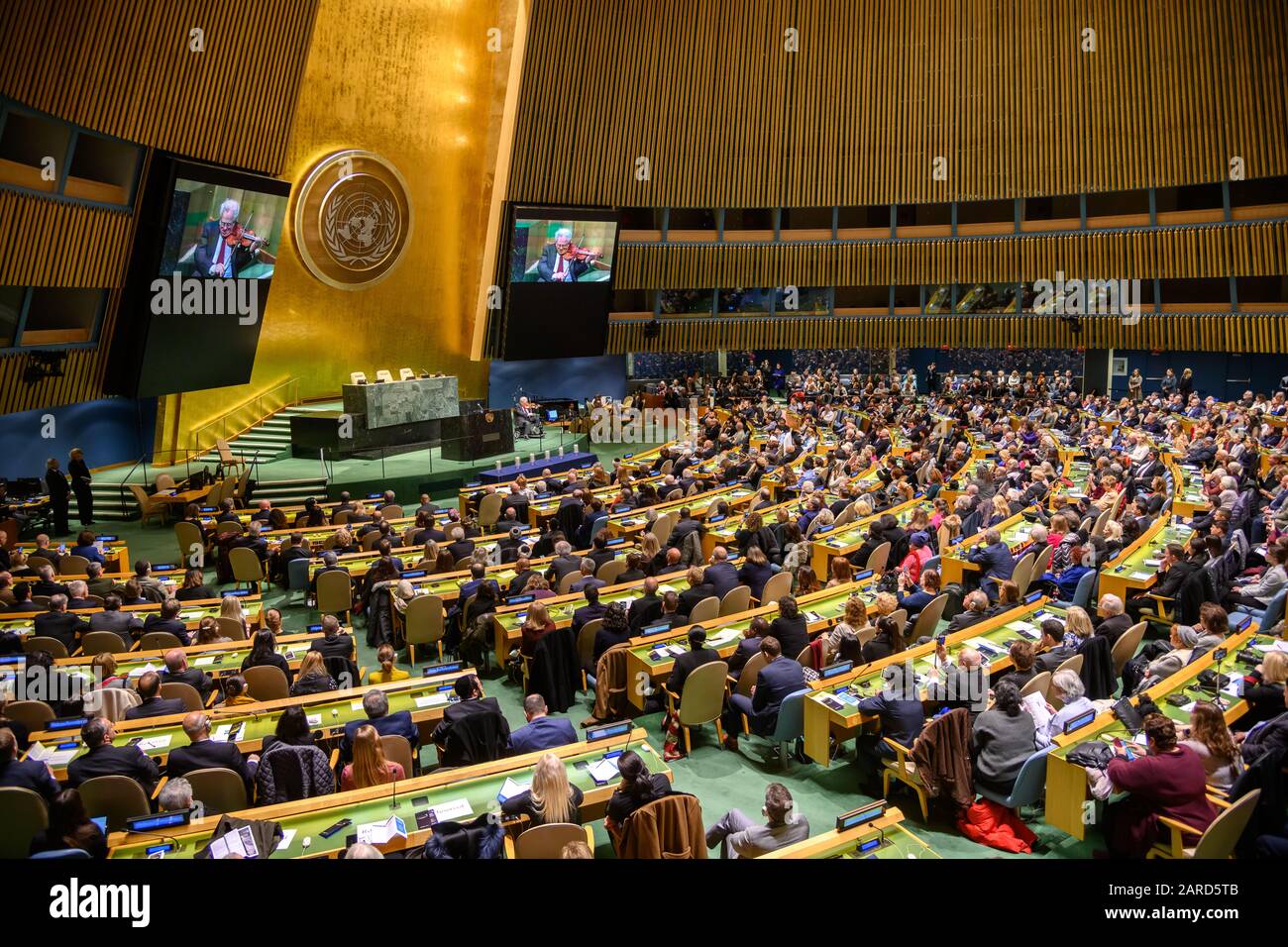 New York, États-Unis. 27 janvier 2020. Le violoniste Itzhak Perlman se produit de son fauteuil roulant lors d'une cérémonie des Nations Unies marquant la Journée internationale de commémoration de la mémoire des Victimes de l'Holocauste, le 75ème anniversaire de la libération d'Auschwitz, crédit: Enrique Shore/Alay Live News Banque D'Images