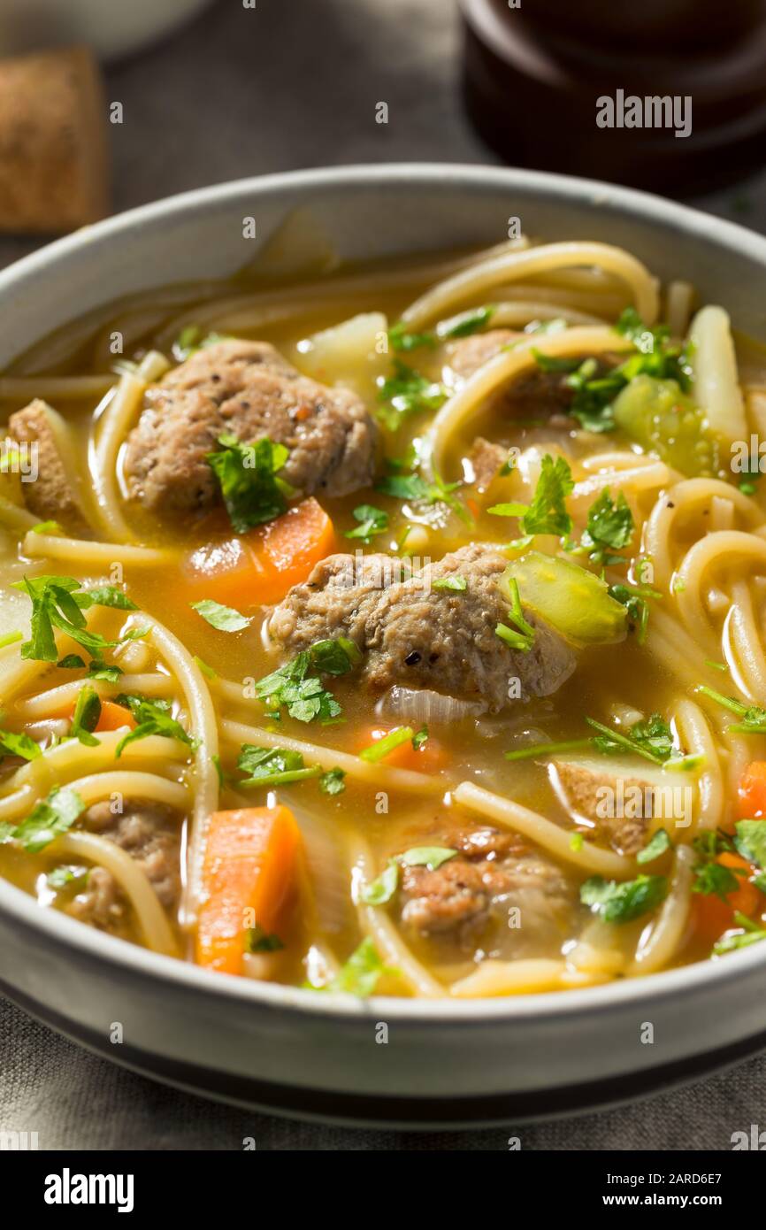 Soupe maison Sopa la Minuta Meatball aux Pommes de Terre et Aux Nouilles Banque D'Images