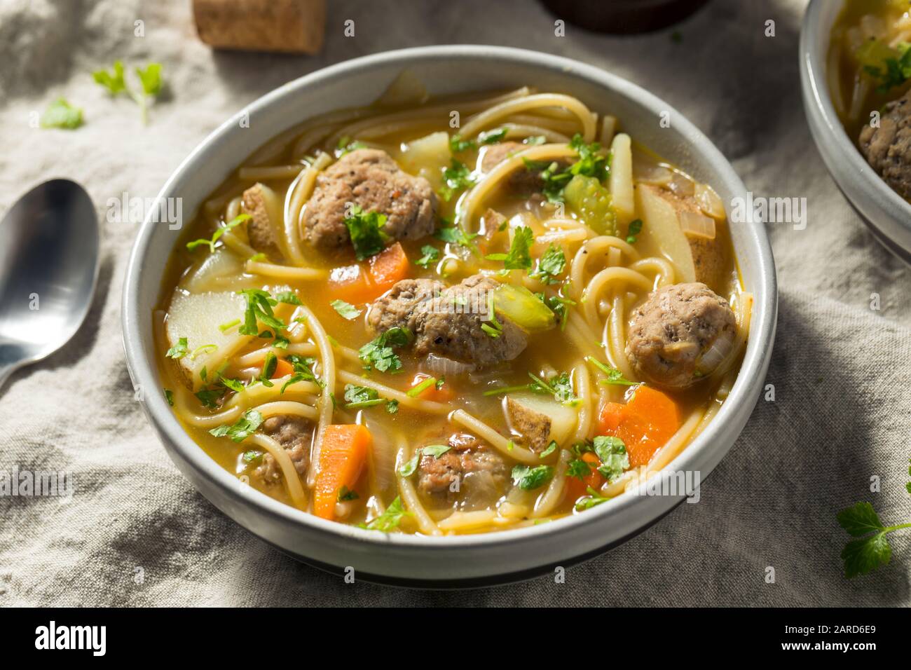 Soupe maison Sopa la Minuta Meatball aux Pommes de Terre et Aux Nouilles Banque D'Images