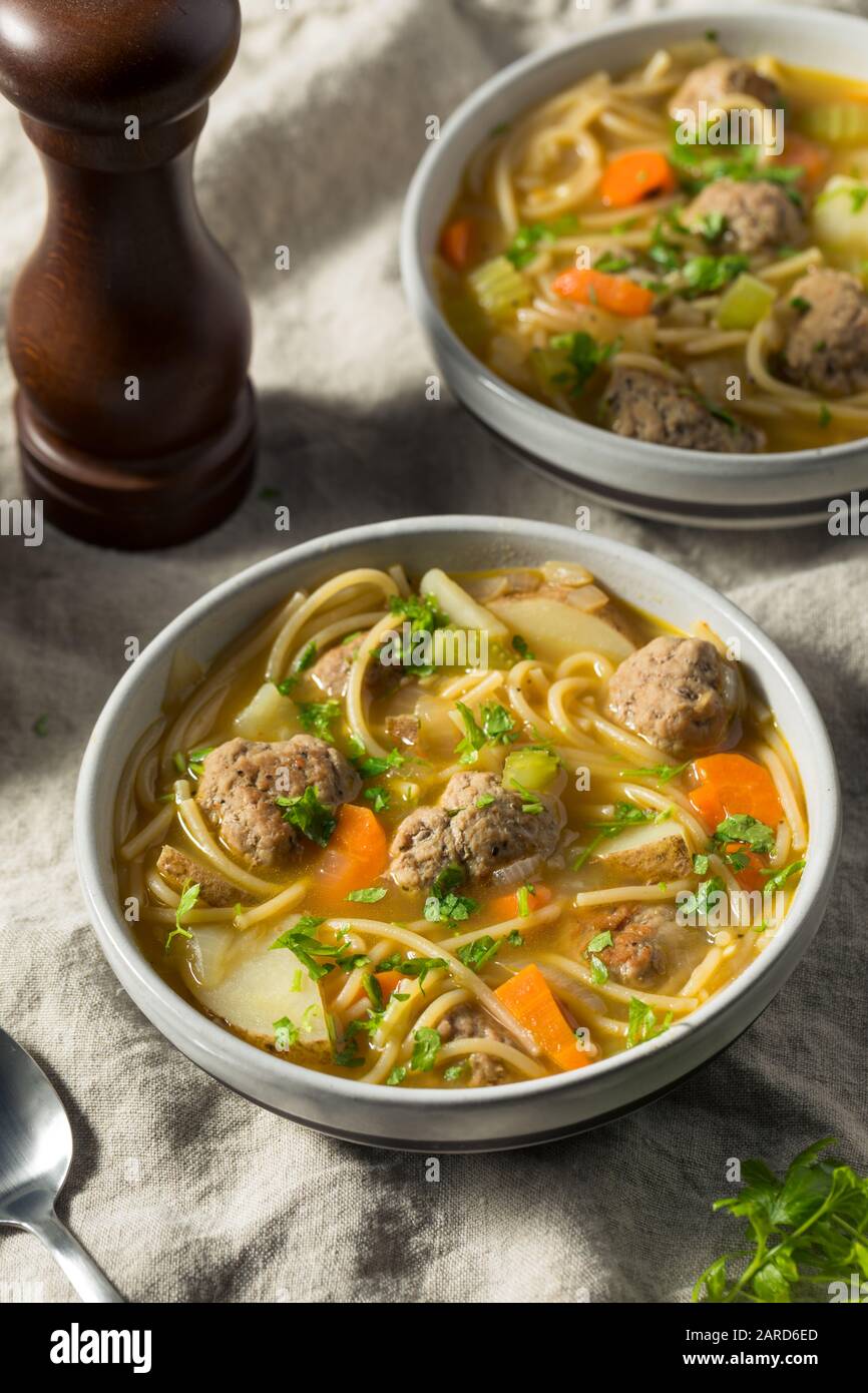 Soupe maison Sopa la Minuta Meatball aux Pommes de Terre et Aux Nouilles Banque D'Images