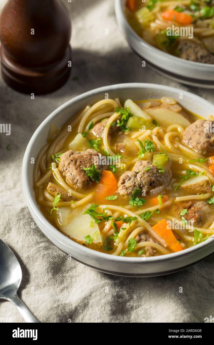 Soupe maison Sopa la Minuta Meatball aux Pommes de Terre et Aux Nouilles Banque D'Images