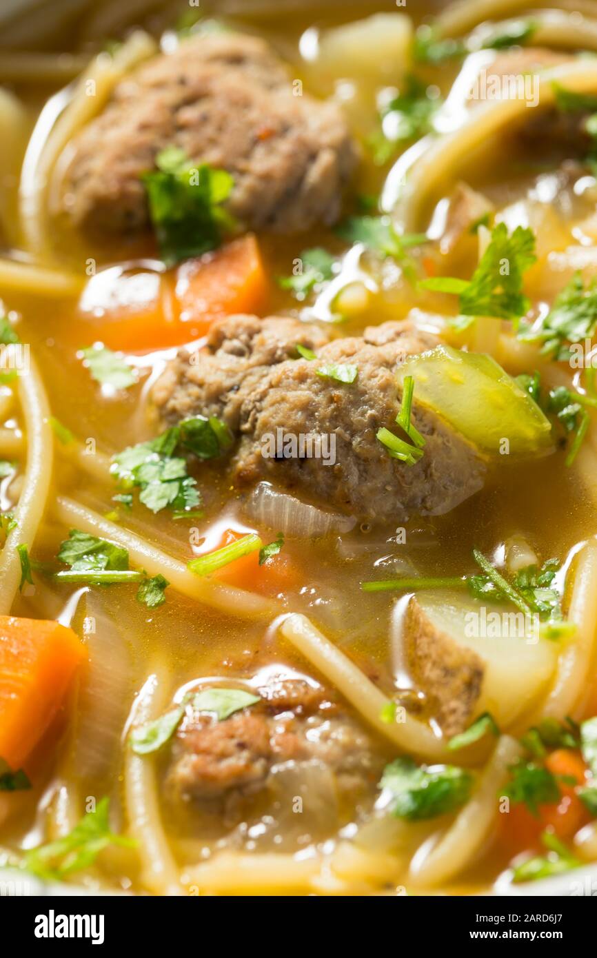 Soupe maison Sopa la Minuta Meatball aux Pommes de Terre et Aux Nouilles Banque D'Images