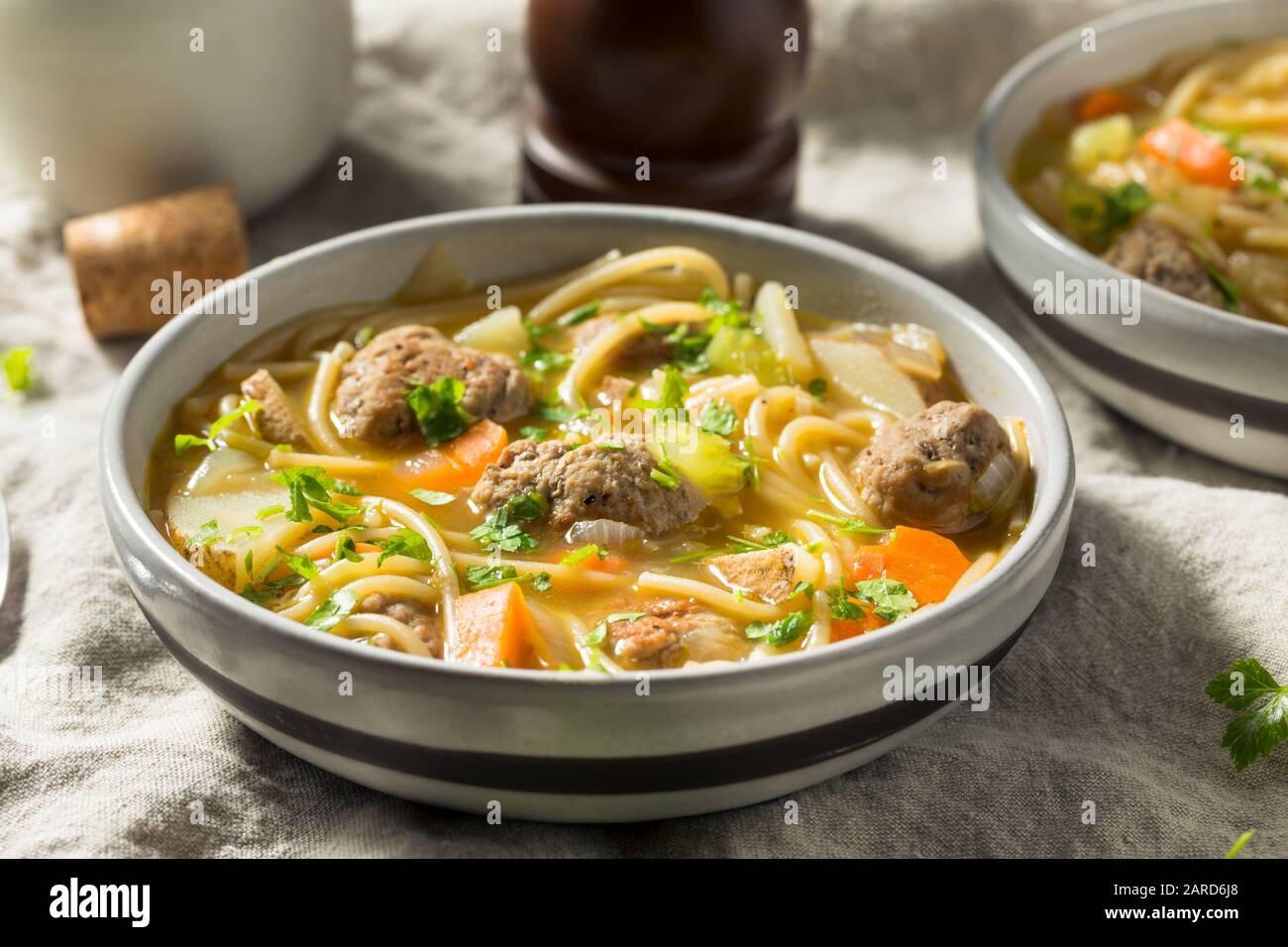 Soupe maison Sopa la Minuta Meatball aux Pommes de Terre et Aux Nouilles Banque D'Images