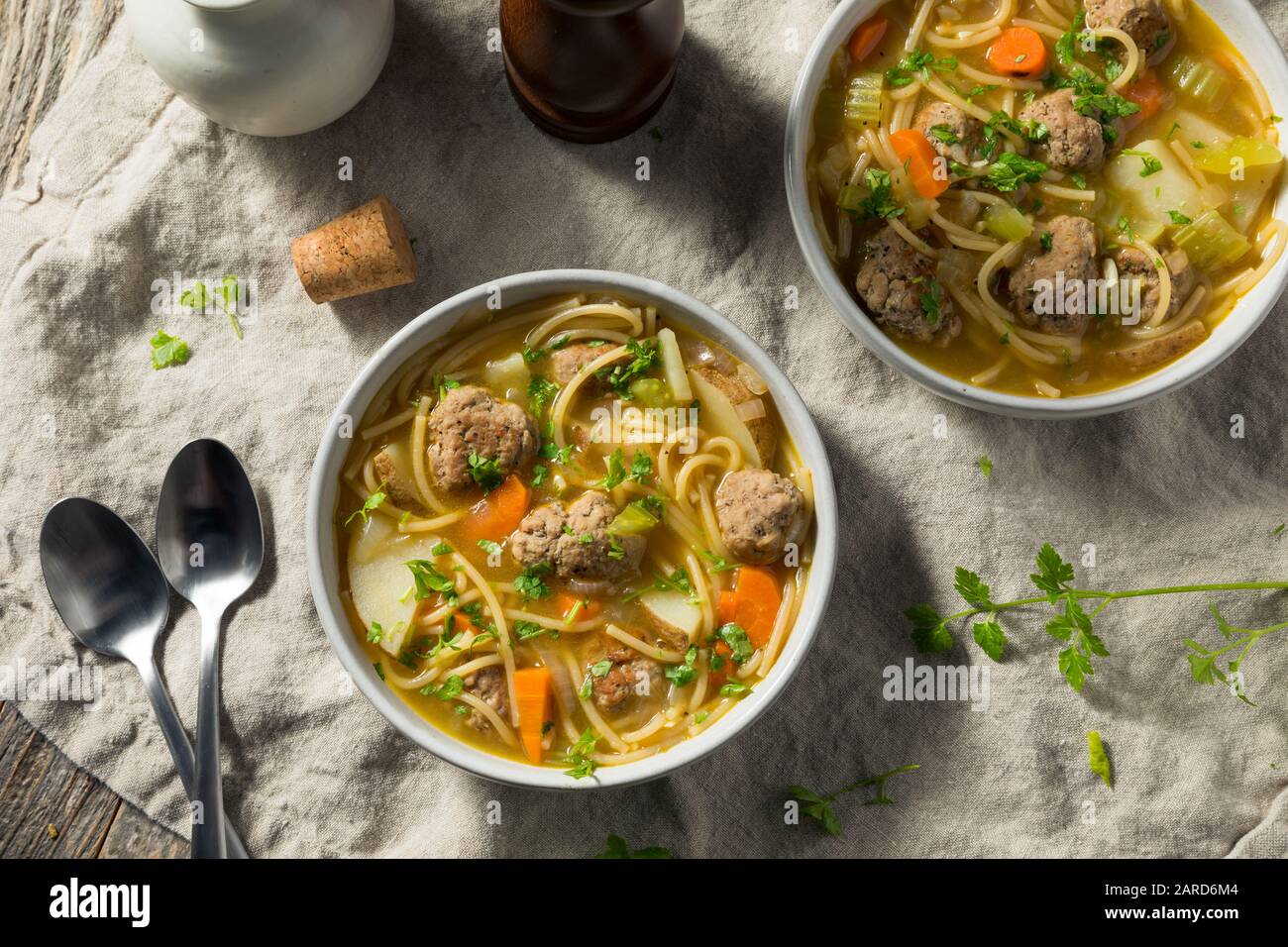 Soupe maison Sopa la Minuta Meatball aux Pommes de Terre et Aux Nouilles Banque D'Images