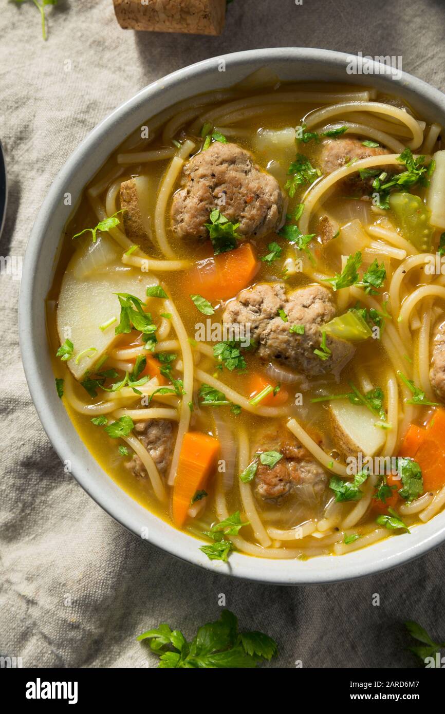 Soupe maison Sopa la Minuta Meatball aux Pommes de Terre et Aux Nouilles Banque D'Images