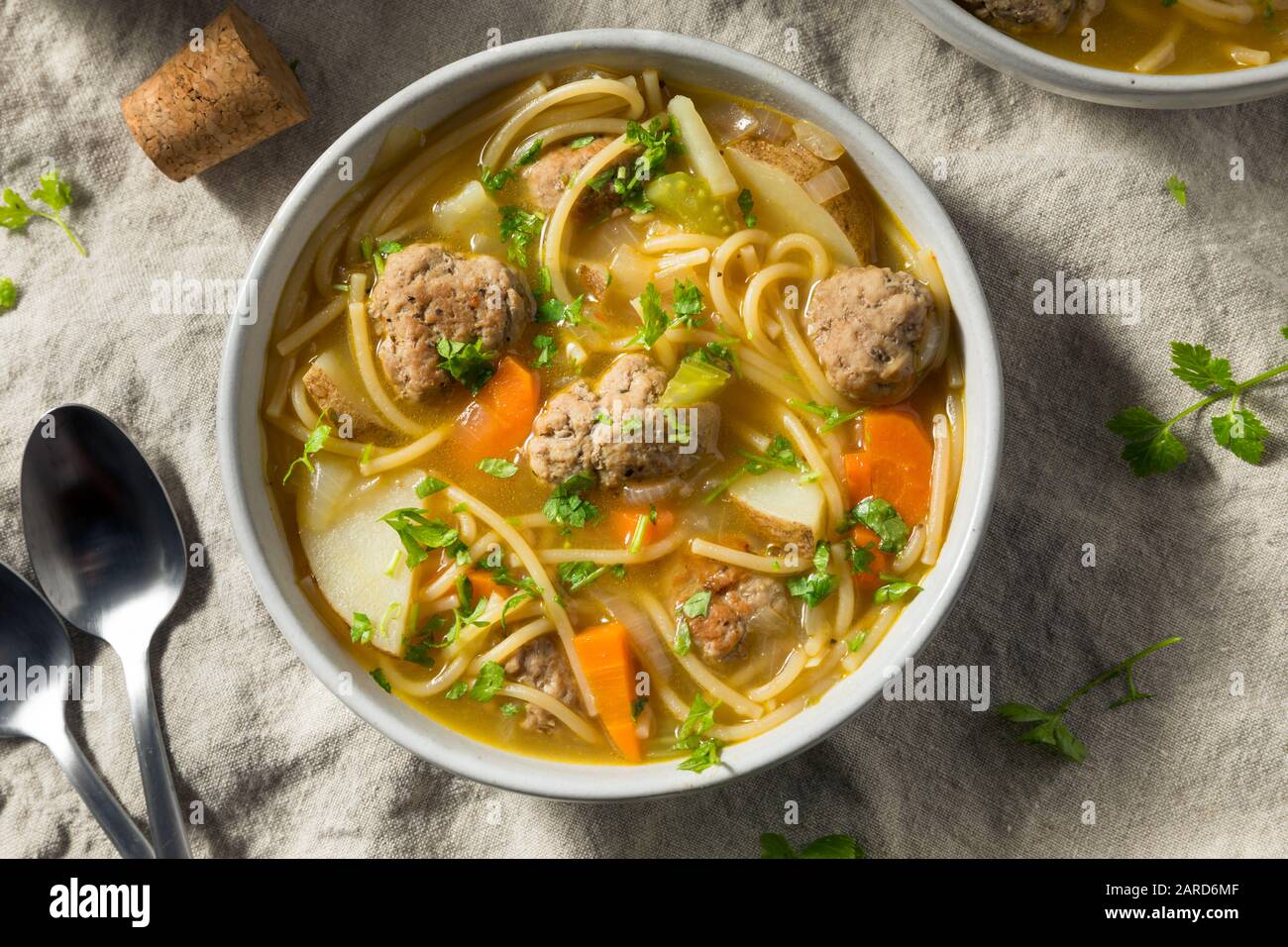 Soupe maison Sopa la Minuta Meatball aux Pommes de Terre et Aux Nouilles Banque D'Images