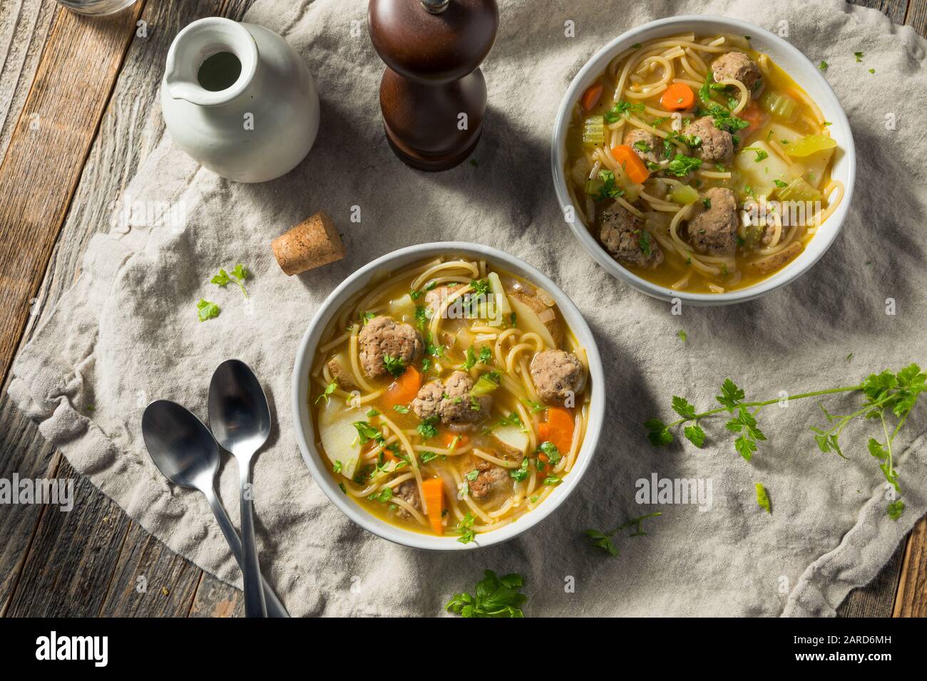 Soupe maison Sopa la Minuta Meatball aux Pommes de Terre et Aux Nouilles Banque D'Images