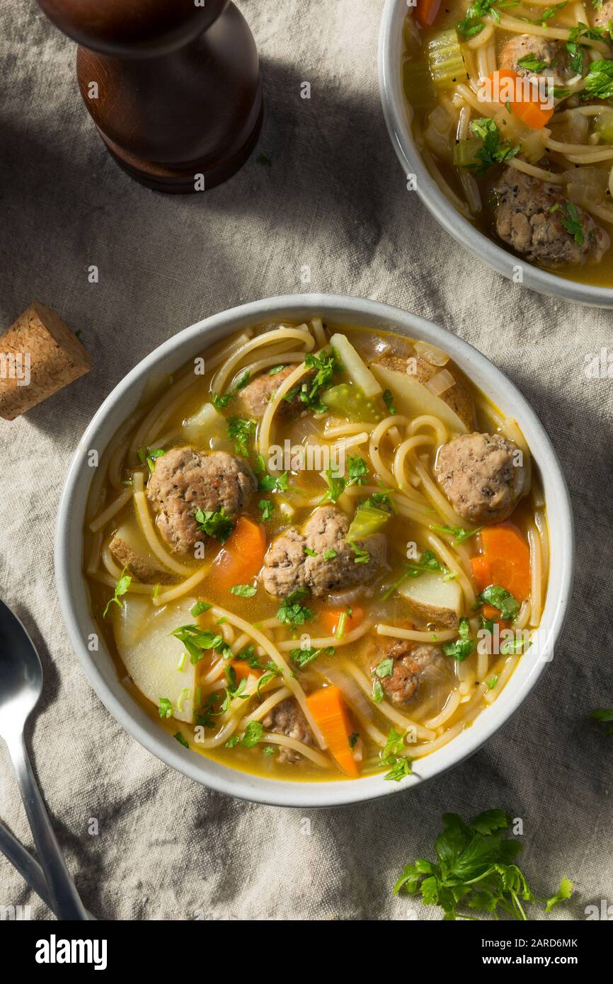 Soupe maison Sopa la Minuta Meatball aux Pommes de Terre et Aux Nouilles Banque D'Images