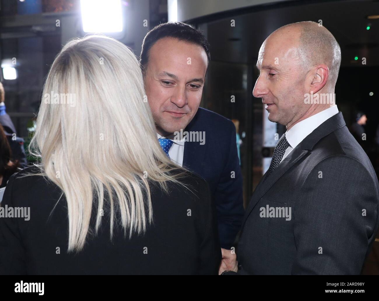 Chef de file fine Gael, Taoiseach Leo Varadkar (centre) Hugs Deirdre 'DEE' Forbes le directeur général de RTE a suivi par Jon Williams directeur général de News and Current Affairs à RTE lorsqu'il arrive devant le débat des dirigeants de RTE à l'Université nationale d'Irlande Galway (NUIG) à Galway, en Irlande. Banque D'Images